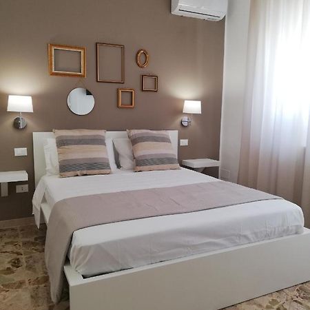 Ostuni Crispi House Hotel ภายนอก รูปภาพ
