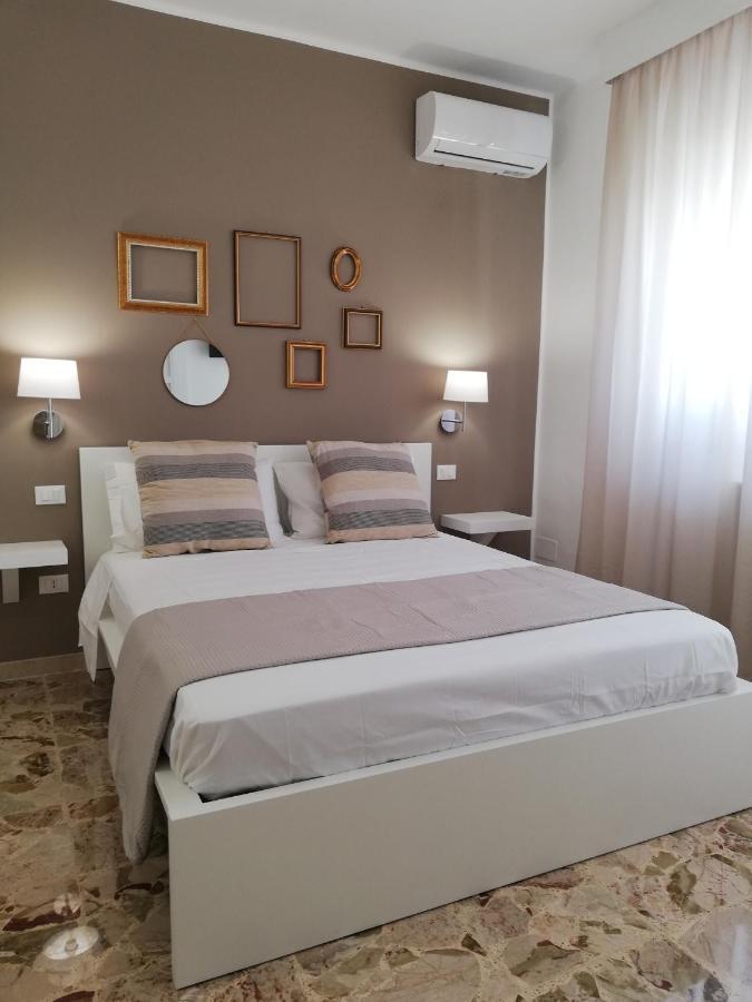 Ostuni Crispi House Hotel ภายนอก รูปภาพ