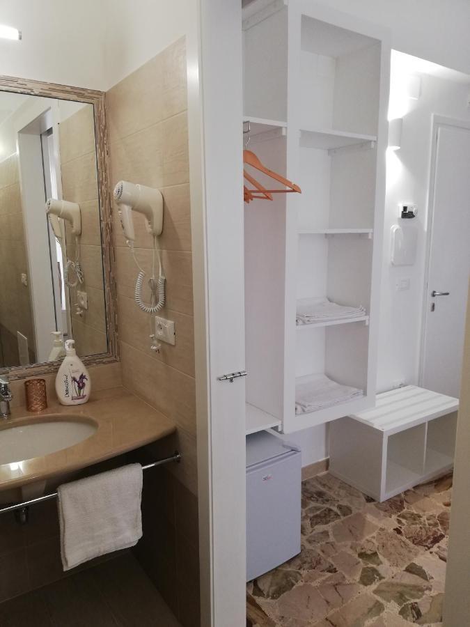 Ostuni Crispi House Hotel ภายนอก รูปภาพ