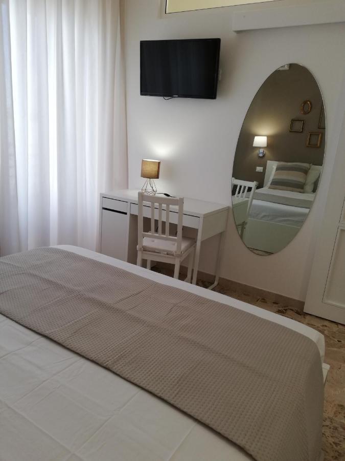 Ostuni Crispi House Hotel ภายนอก รูปภาพ