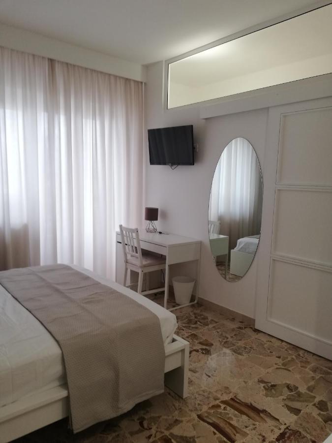 Ostuni Crispi House Hotel ภายนอก รูปภาพ