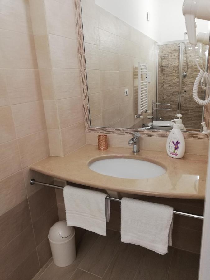 Ostuni Crispi House Hotel ภายนอก รูปภาพ